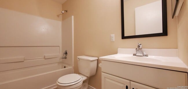 Building Photo - Newly Renovated Town-home