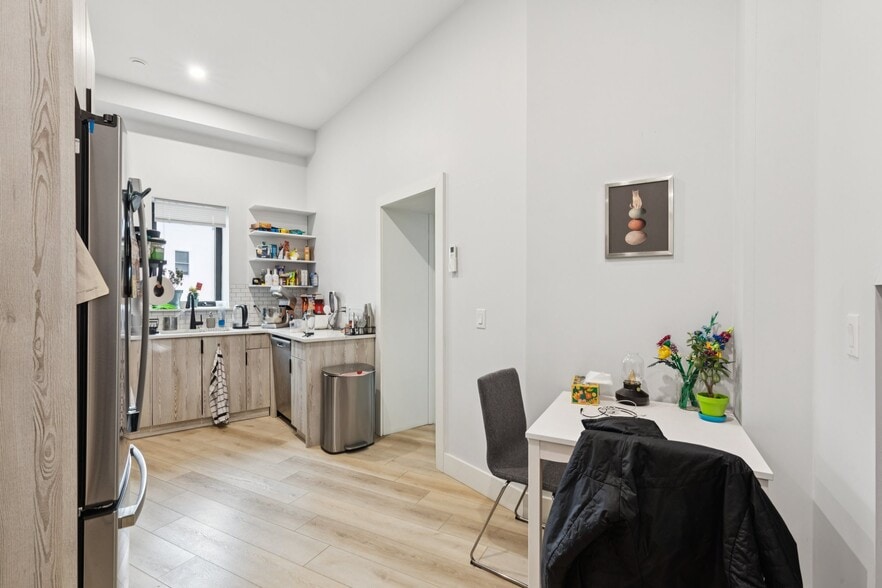 Building Photo - 3849 Lancaster Ave