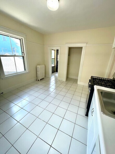 Building Photo - 81 College Ave