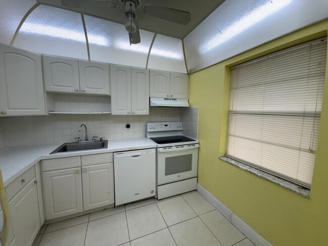 Building Photo - 7797 Golf Cir Dr