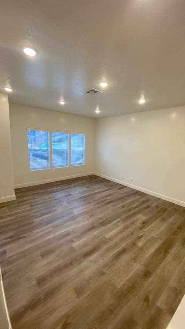 Building Photo - 3 Bed - 2.5 Bath, Large Townhome - 2 Car G...