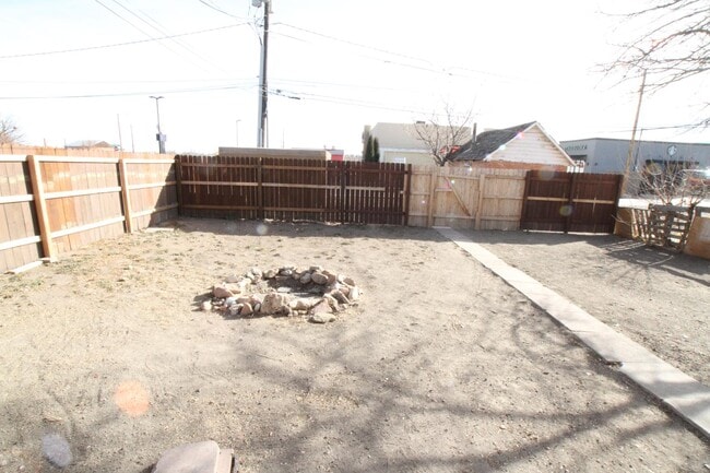 Building Photo - 1324 1/2 Main St - Apartment