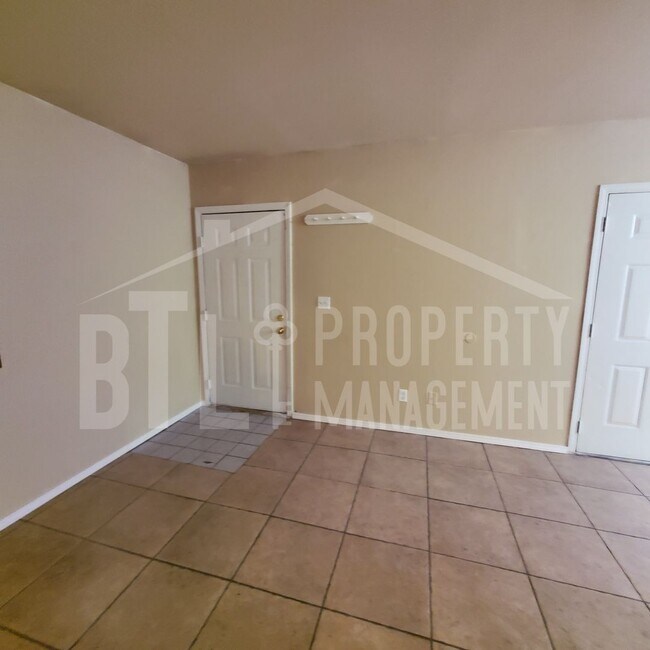 Building Photo - Three Bedroom Duplex