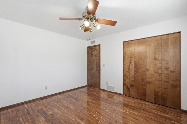 Building Photo - 1003 E Calle Monte Vista