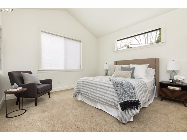 Building Photo - Amazing 3 bed / 2.5 bath Duplex with Bonus Room!