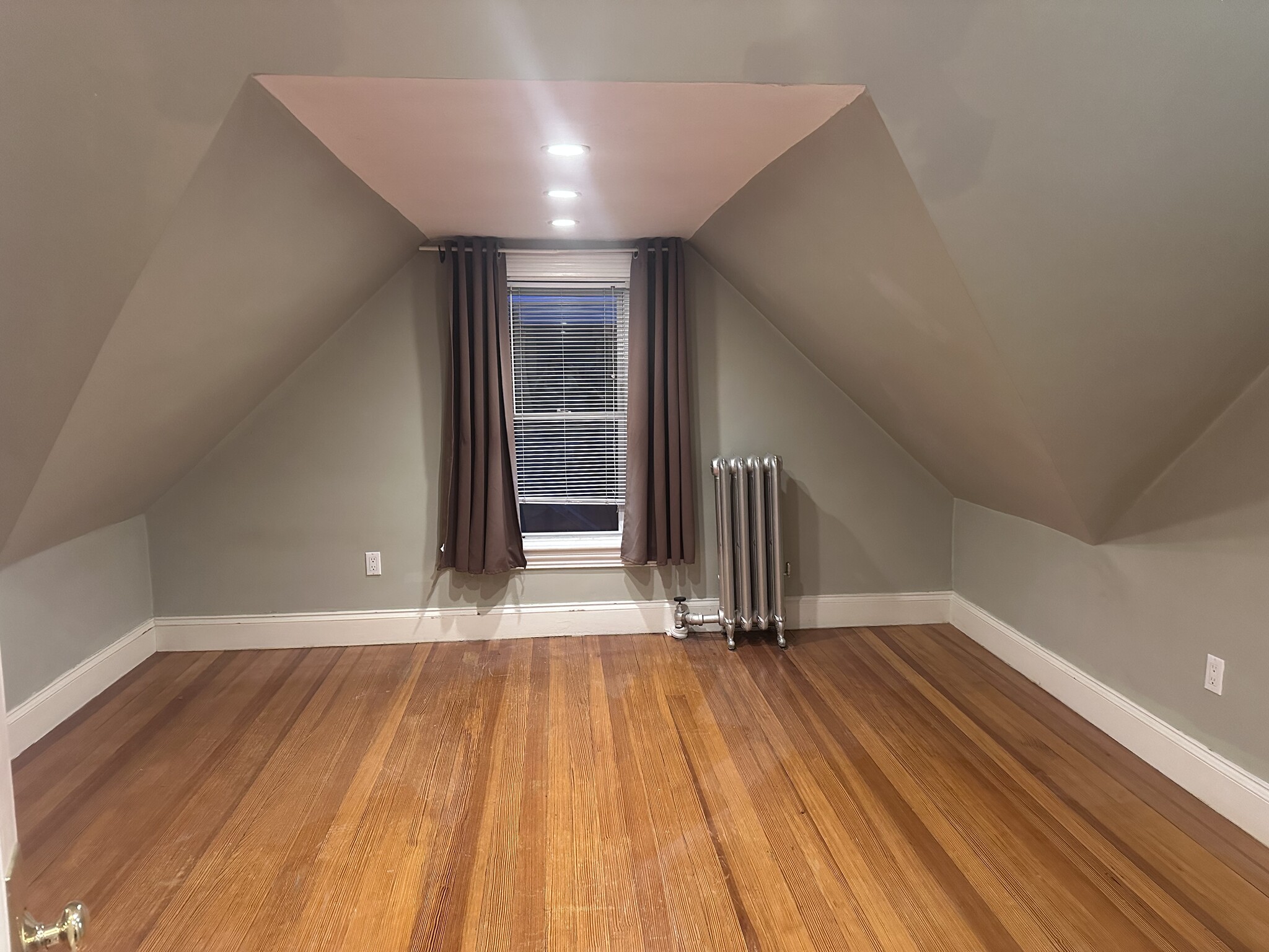 Bedroom 2.1 - 99 Union St