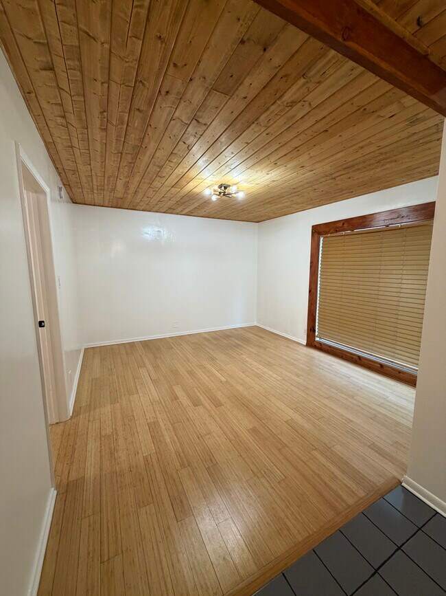 Extra Lounge Room - 20 20th Ave