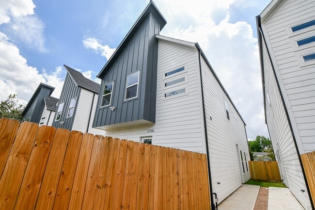 Building Photo - 2706 Bostic St