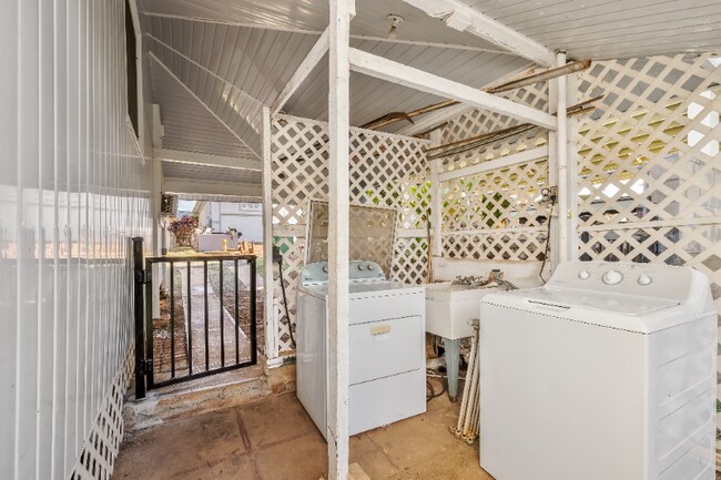 Building Photo - 3159 Lincoln Ave