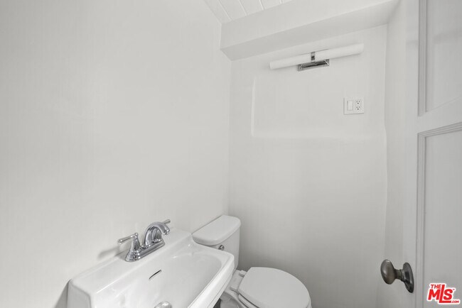 Building Photo - 100 E Kenneth Rd