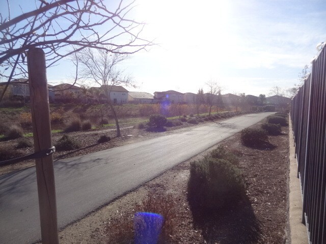 Building Photo - Huge home in Elk Grove