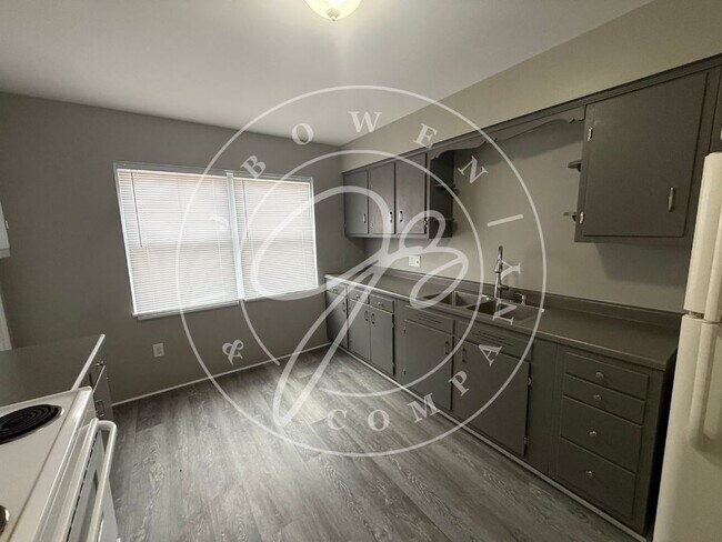 Building Photo - "Spacious 4-Bed Duplex in Toledo