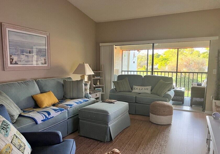 Living Area - 4408 Weybridge