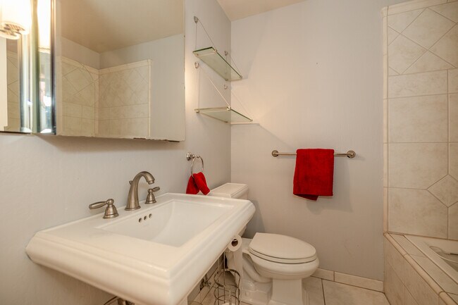 Building Photo - 402 Alberto Way