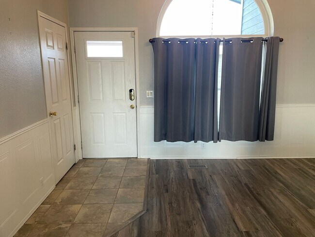 Building Photo - Sweeping Views of Cascade Valley