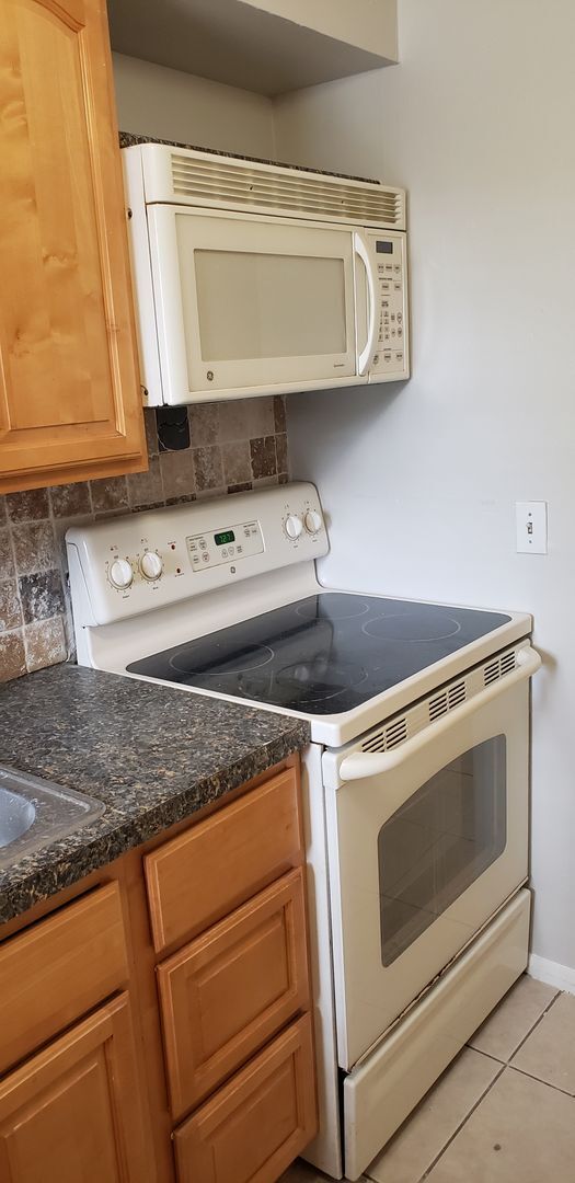 Building Photo - Cozy 2nd floor condo by Lake Underhill