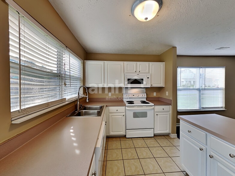 Building Photo - 1700 Stone Hollow Ct