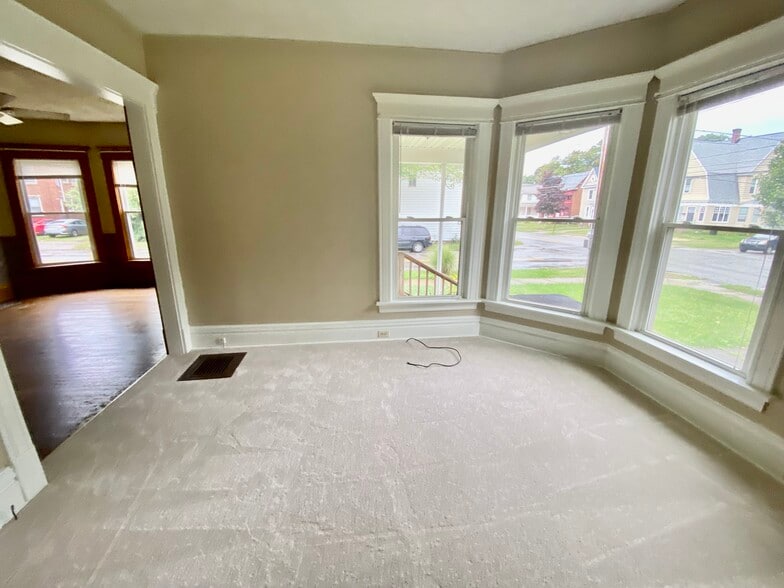 Building Photo - 1063 W 8th St