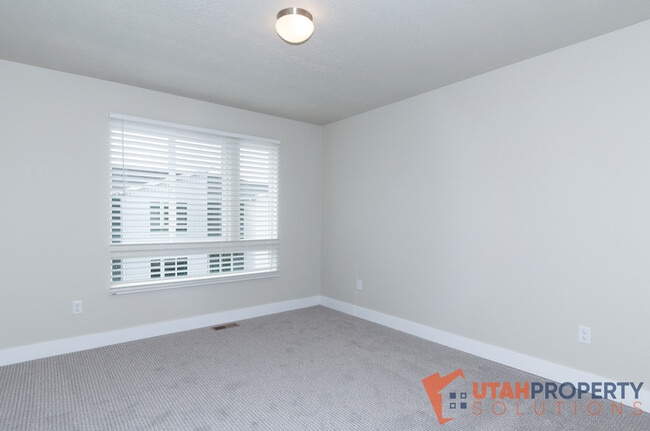 Building Photo - 995 W 360 S