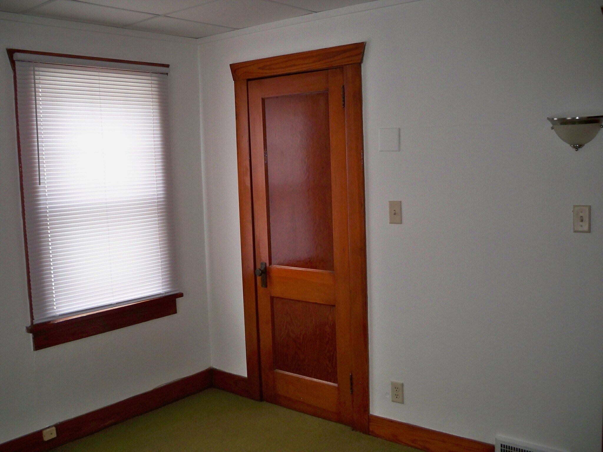 Building Photo - 331 W Cedar St