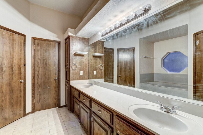 Building Photo - 3 bed 2 bath home in Edmond