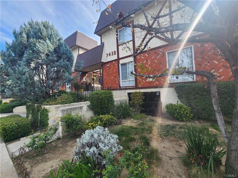 Building Photo - 7432 Hazeltine Ave