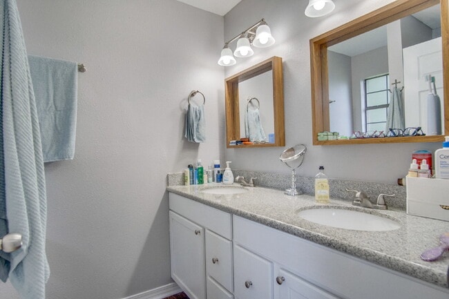 Building Photo - Updated 3BD/2BA Home on Quiet Cul-de-Sac w...