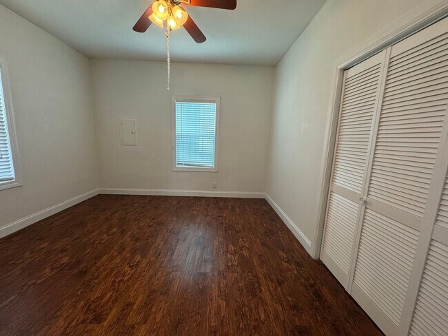 Building Photo - Pensacola - North Hill - 2 bed, 2 bath