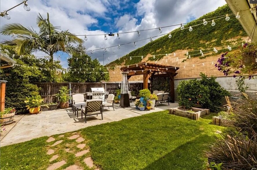 Building Photo - 283 N Highland St