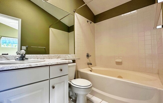 Building Photo - Fantastic Condo 2 Bed 2 Bath with Attached...