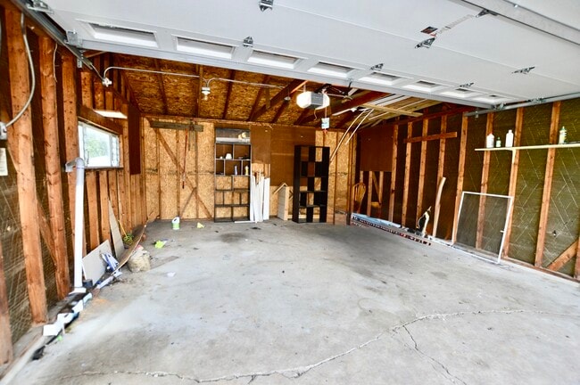 Building Photo - 4703 W Shore Dr