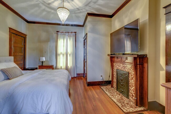 Building Photo - Renovated Historic 4 Bedroom Home w/ Two Car Garage in East Nashville