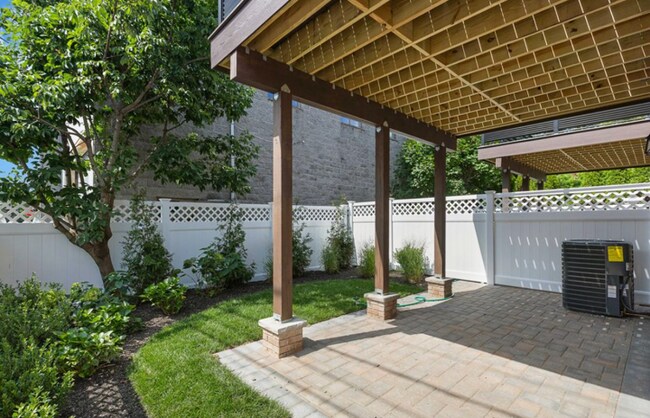 Building Photo - 1639 Maple St