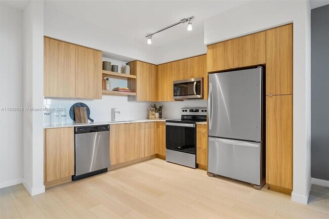 Building Photo - 555 NE 8th St