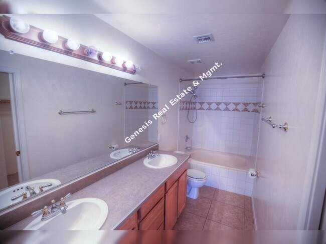 Building Photo - Charming 2-Bedroom Townhouse with Scenic Views & Cozy Fireplace in Tucson!