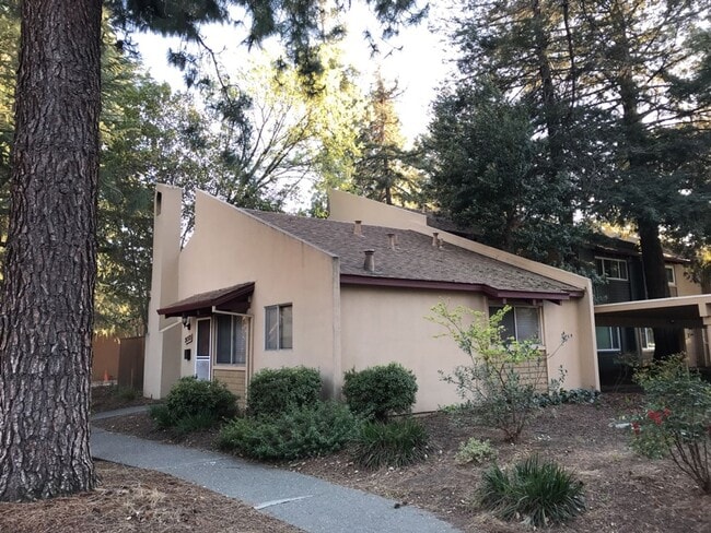 Building Photo - Great 2 bed 1 bath condo available for fall move in!