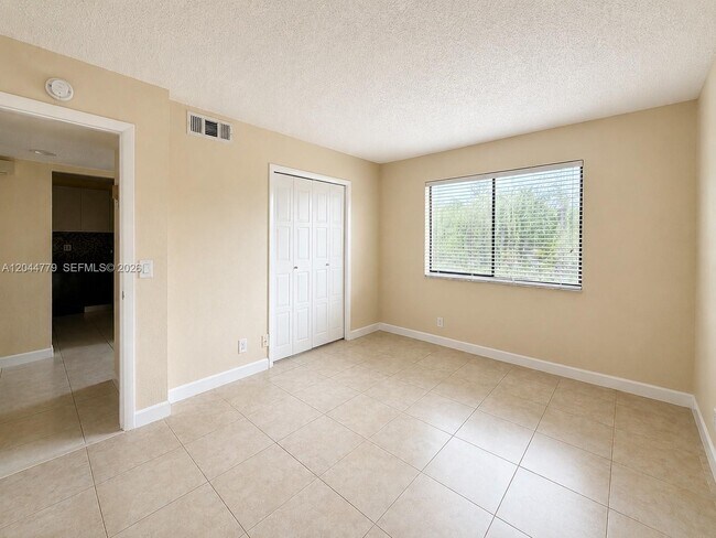 Building Photo - 405 Lakeview Dr
