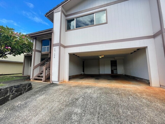 Building Photo - Desirable Newtown Home