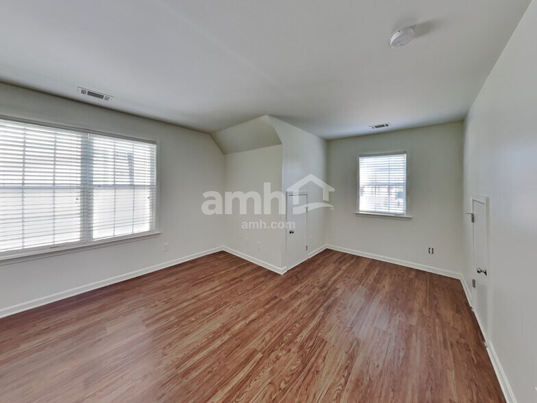Building Photo - 106 E Cavendish Dr