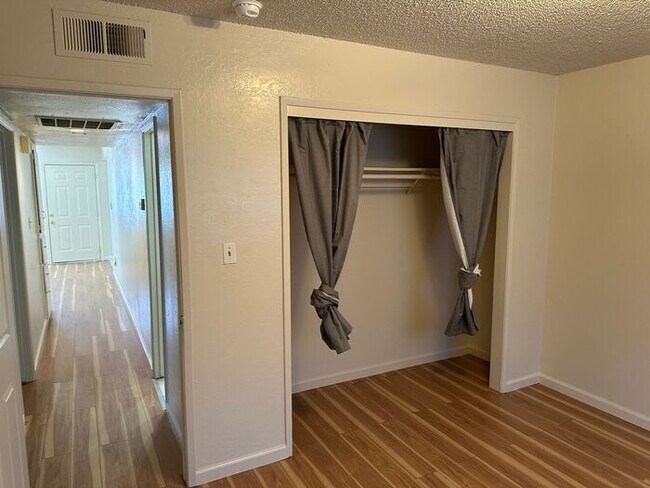 Building Photo - 3 Bedroom 1 Bathroom Duplex