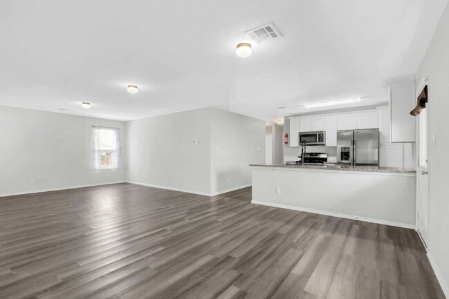 Building Photo - "Charming 3-Bedroom, 2-Bath Home Retreat with Solar Panels! 10% off for active service members!"