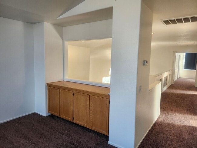 Building Photo - Spacious 4-Bedroom Home in a Prime Location