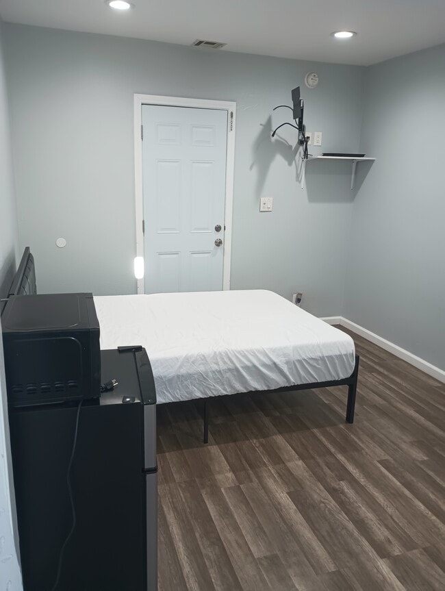 Building Photo - 25519 Belle Porte Ave