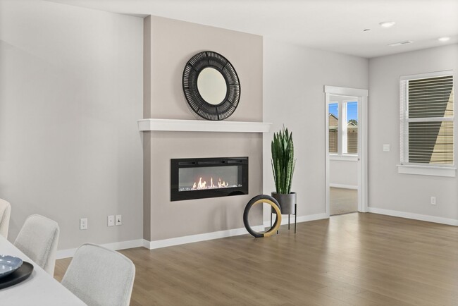 Building Photo - 4 Bedroom Home with Spacious Fully Fenced ...