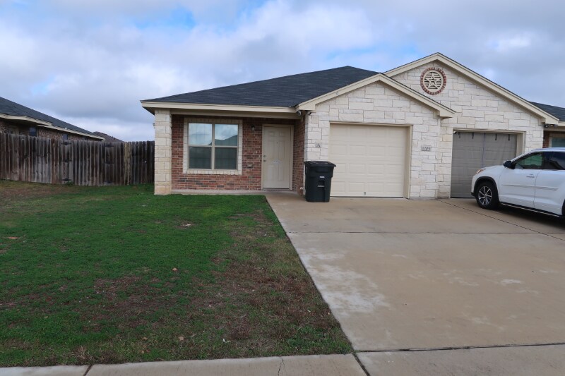 Building Photo - 1209 Vanguard Ln