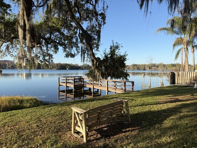 Building Photo - 320 Lakeview St