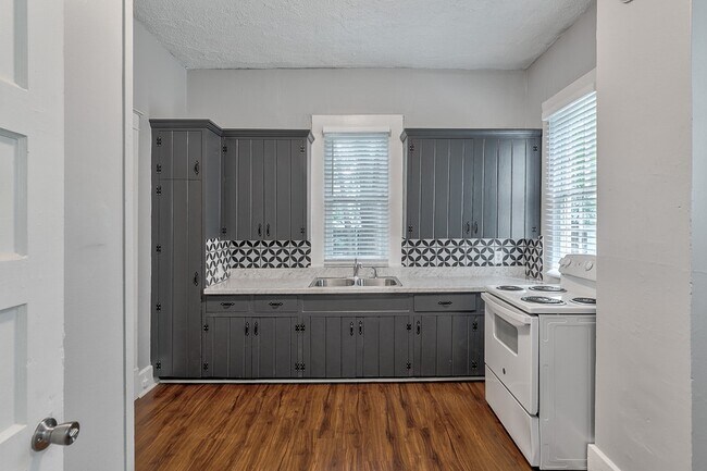 Building Photo - 8 Kenneth St