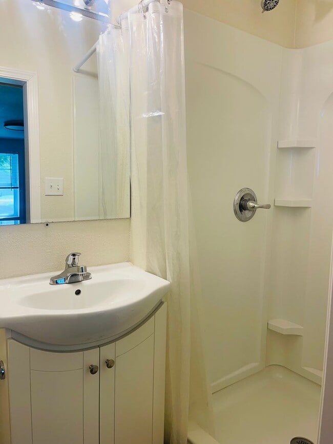 Building Photo - Pet friendly 1 bedroom house