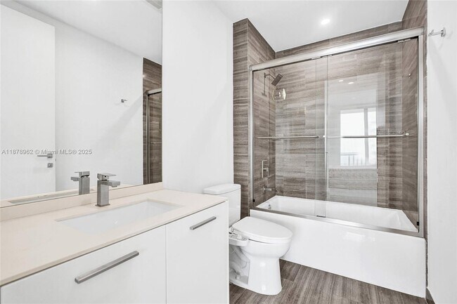 Building Photo - 1300 Brickell Bay Dr