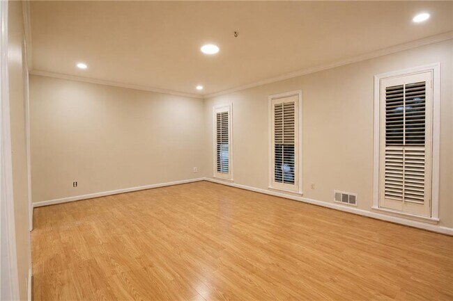 Building Photo - 3470 Clubland Dr